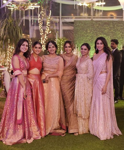 Indian Bridesmaids Outfits, Reba Monica John, Bridal Maid Dress, Bridesmaid Indian, Saree For Wedding Function, Indian Bridesmaids, Pengantin India, Fall Wedding Color Palette, Bridesmaid Saree