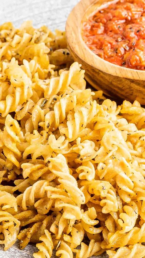 Crunchy Pasta, Pasta Chips Recipe, Oven Baked Pasta, Oven Pasta, Pasta With Olives, Pasta Chips, Salad Toppers, Baked Pasta, Tasty Pasta