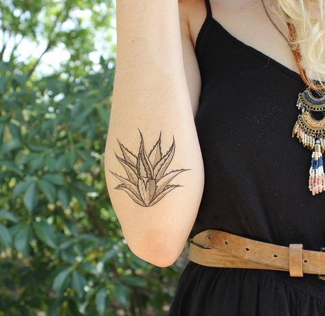 Aloe Vera Plant Tattoo, Desert Plant Tattoo, Century Plant Tattoo, Aloe Plant Tattoo, Agave Plant Tattoo, Desert Flower Tattoo, Yucca Tattoo, Desert Tattoo Ideas, Aloe Vera Tattoo