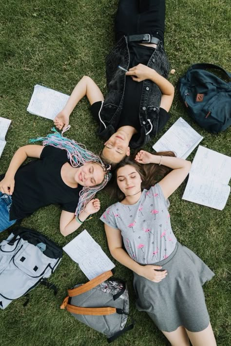 College Campus Photoshoot, Classroom Photoshoot, Classroom Photography, People Studying, Summer Education, Student Photography, People Posing, Student Images, College Photography