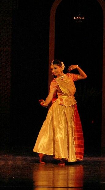 Jyoti singh kathak Kathak Poses For Photoshoot, Kathak Lehenga, Kathak Dance Poses, Kathak Outfits, Kathak Dance Photography, Kathak Dance Aesthetic, Kathak Photoshoot, Sakal Ban, Kathak Aesthetic