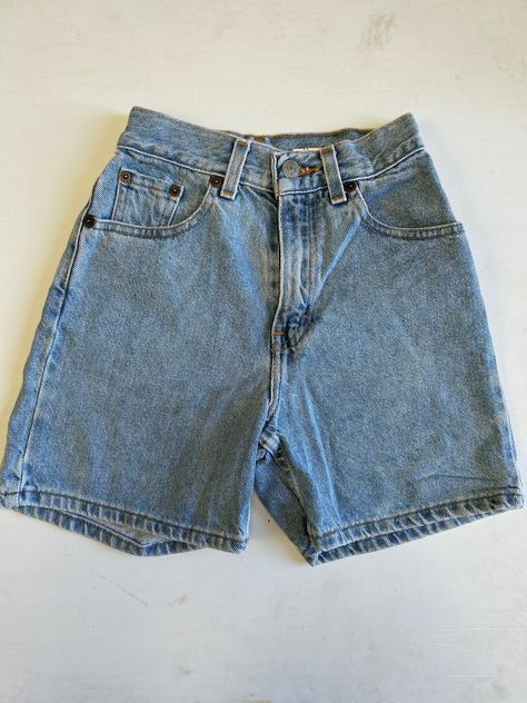 Ladies Levis Denim Hemmed Short Light Blue Waist 20inch Length 5inch Vintage 1990s Made Denim Item in excellent Condition Cute Jean Shorts Outfit Summer, Vintage Shoes Aesthetic, Thrift Jeans, Jean Shorts Outfits, Short Levis, Jean Shorts Outfit, Jean Levis, Tomboy Jeans, Jean Short Outfits