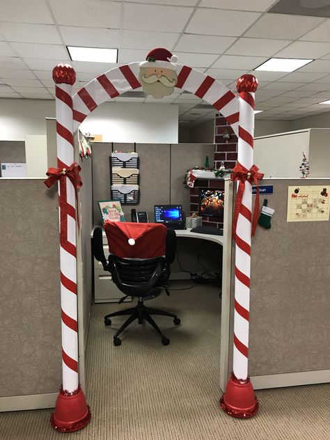 Cubical decoration Winter Door Ideas, Christmas Cube Decorations, Office Christmas Decorations Cubicles, Office Xmas Decorations, Holiday Office Decor, Christmas Desk Decorations, Christmas Cubicle Decorations, Office Christmas Party, Christmas Float Ideas