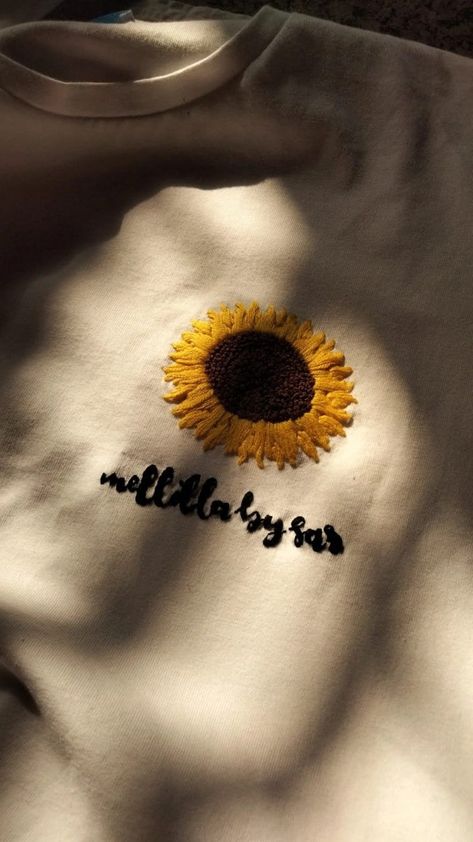 Simple Embroidery Designs Tshirt, Embroidery On White Tshirt, Easy Sunflower Embroidery, Black Tshirt Painting Ideas, Hand Embroidery On Tshirt, Embroidery Designs On Tshirt, Embroidery Design Tshirt, Shirt Embroidery Ideas Simple, Tshirt Embroidery Ideas