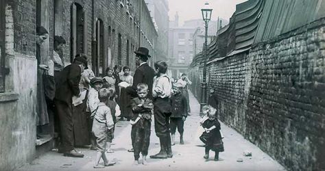 These Grim Realities of Life in London's 19th Century Slums Make Us Squirm - Sovereign Nations 19th Century London, 19th Century England, Victoria Reign, Victorian Life, Victorian London, London History, London Pictures, Reality Of Life, Old London