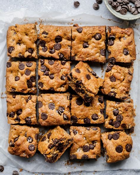 Choc chip blondies - Bo's Kitchen Healthy Mug Cake Microwave, Mug Cake Microwave Easy, Healthy Mug Cake, Cake Microwave, Aquafaba Recipes, Chocolate Oatmeal Bars, Mug Cake Healthy, Chocolate Chip Blondies, Mug Cake Microwave