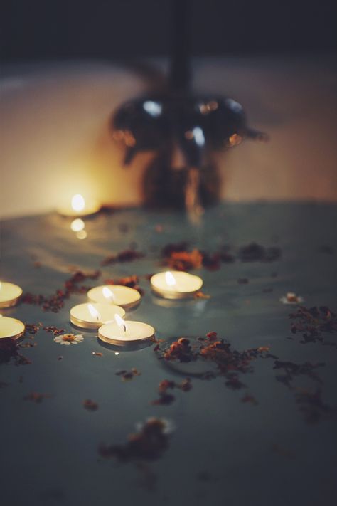 Bath With Candles, Room Crystals, Spell Bath, Candles Bathtub, Spiritual Photography, Relax Bath, Romantic Bath, Bath Aesthetic, Candle Bath