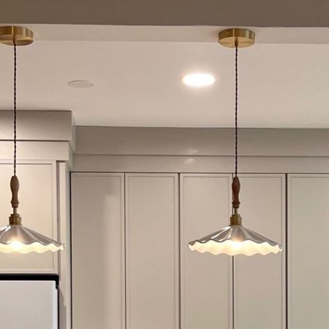 CliqStudios on Instagram: "Please take a moment a look at the breathtaking kitchen transformation by the talented @out_of_ash_interiors. Every element in this space is a true work of art. The pendant light, two-toned cabinets, the stunning backsplash, and the elegant gold pulls all come together to create a harmonious and stunning kitchen. Kitchen designed by Shannon Bonewitz Line: Craftsman Style: Balto Finish: Biscotti and Irish Cream #kitchenremodeling #kitchencabinets #kitchendesign #kitchenrenovation #kitchencabinetry #shakerkitchens #openshelvingkitchen #kitchenstoragesolutions #kitchenislands #kitchenislandseating" Irish Cream Kitchen Cabinets, Gold Pulls, Two Tone Cabinets, Open Kitchen Shelves, Kitchen Transformation, Kitchen Island With Seating, Kitchen Storage Solutions, Stunning Kitchens, Irish Cream