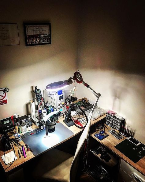 Electronics Workspace, Electronics Lab Workbenches, Dream Workshop, Electronic Workbench, Electronics Workshop, Smartphone Repair, Farm Plans, Hobby Electronics, Music Studio Room