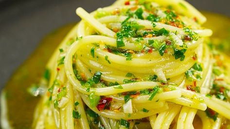 Una ricetta con pochissimi ingredienti, semplici, economici e con un procedimento rapido e facilissimo, ma che regala un risultato davvero eccellente Coconut Chicken Tenders, Pasta Aglio E Olio, Spaghetti Aglio Olio, Spaghetti Aglio, Aglio Olio, Coconut Chicken, Chef Recipes, Chicken Tenders, Christmas Recipes