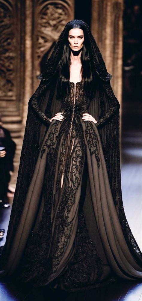 Vampire Gown Aesthetic, Morticia Addams Fashion, Dark Witch Fashion, Morticia Wedding Dress, Halloween Fashion Show, Gothic Wedding Gown, Gothic Fashion Show, Morticia Addams Wedding Dress, Gothic Era Fashion