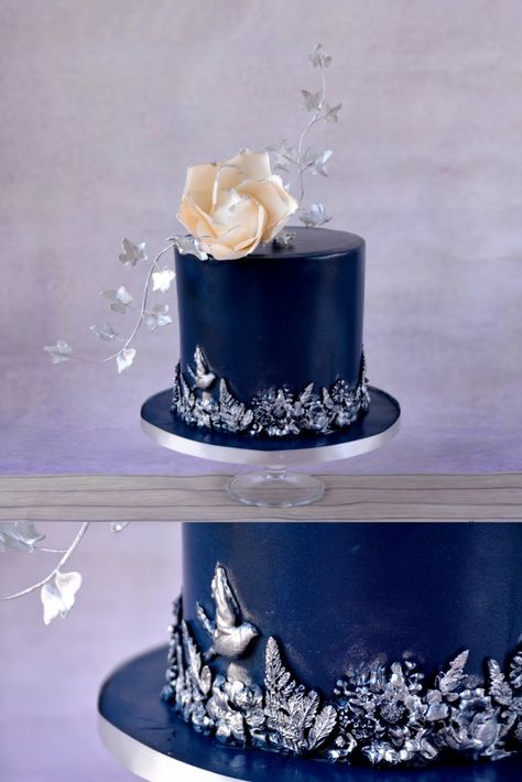 Navy Blue And Silver Cake, Blue And Silver Cake, Football Birthday Cake, Silver Cake, Winter Cake, Creative Cake Decorating, Blue Nature, Football Birthday, Creative Cakes