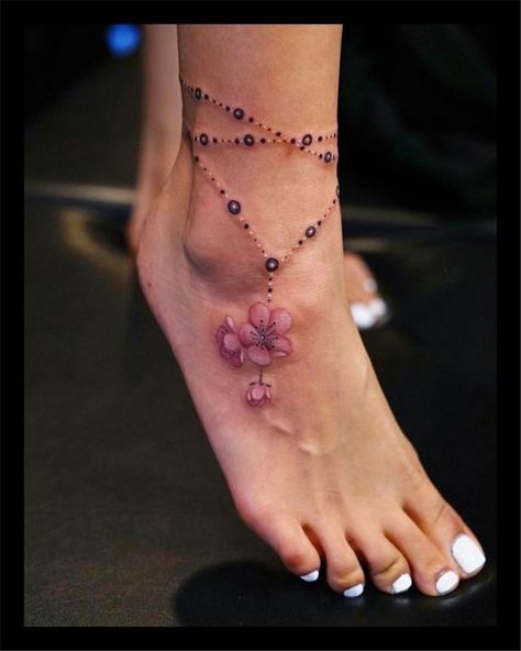 27 Outclass Foot Tattoos Ideas For Women Lotusblume Tattoo, Tattoo Design Tattoo, Ankle Bracelet Tattoo, Ankle Tattoo Designs, Ankle Tattoos For Women, Anklet Tattoos, Foot Tattoos For Women, Inspiration Tattoos, Geniale Tattoos