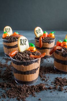 Graveyard Pudding, Snack Halloween, Candy Pumpkins, Plat Halloween, Läskig Halloween, Recetas Halloween, Postres Halloween, Bolo Halloween, Dessert Halloween