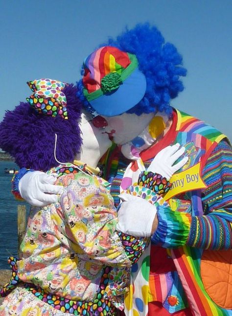 Clowns In Love, Clown Kissing, Clowns Kissing, Cute Clown Wallpaper, Clown Core Wallpaper, Clown Wallpaper Aesthetic, Clown Astethic, 80s Clown, Clown Core Aesthetic