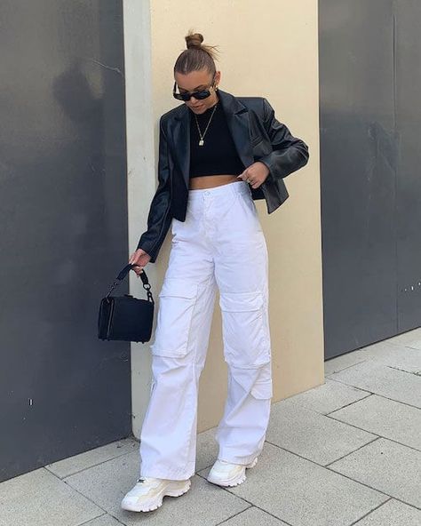 What To Wear With Cargo Pants [2023]: 60+ Cute & Stylish Cargo Pants Outfit Ideas To Style This Trend Cargo Pant Fall Outfit, White Cargo Outfits Women, Outfit Cargo Blanc, White Cargo Pants Outfit Winter, Outfit Palazzo, What To Wear With Cargo Pants, White Cargo Pants Outfit, Cargo Outfits Women, Cargo Trousers Outfit