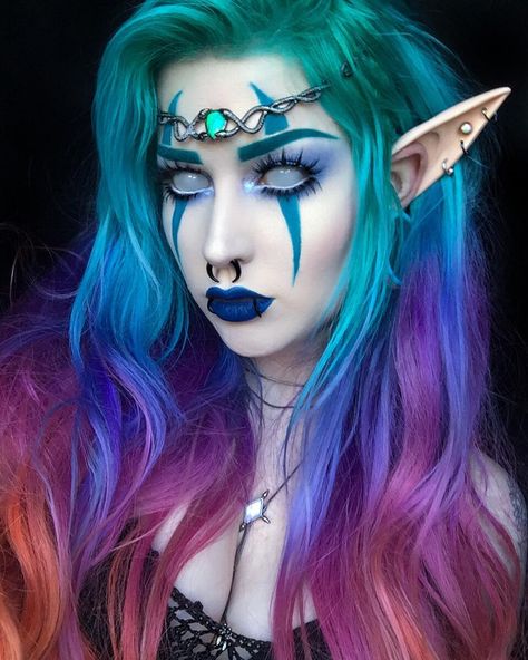 Night elf ‍♀️ ✨ kind of want to do one based off my demon hunter, but bandages around the eyes might make it hard to take photos, but I… Ritual Makeup, Fete Emo, Fantasy Make-up, Halloweenský Makeup, Gaun Abad Pertengahan, Halloween Make-up Looks, Corpse Paint, Elf Cosplay, Personaje Fantasy