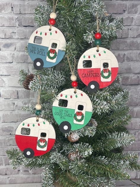 Natal, Christmas Camper Painting, Diy Camping Ornaments, Wood Carved Ornaments Christmas Decorations, Camper Christmas Ornaments, Easy Wood Christmas Ornaments, Small Wood Ornaments, Wood Engraved Christmas Ornaments, Christmas Toys Handmade