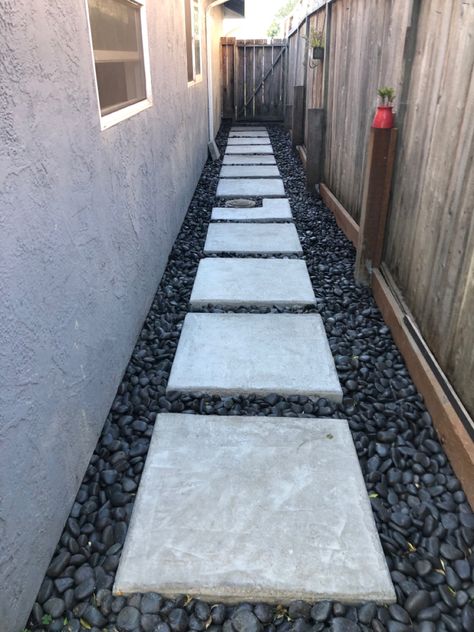 Side Of The House Pavers, Paver Walkway Side Of House, Side House Walkway, Rock Walkways Paths, Side Yard Walkway Ideas, Side Of House Walkway, Walkway Pavers Ideas, Unique Landscaping, Pebble Landscaping