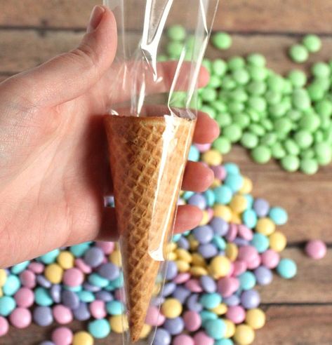 Make these cute Easter treats with an ice-cream cone and M&Ms. They look like carrots! Free printable "Bunny Bait" tag to tie onto the bag. Cute Easter Treats, Diy Osterschmuck, Creative Easter Baskets, Easter Party Food, Bunny Bait, Easter Snacks, Easter Goodies, Crafts Easter, Diy Ostern