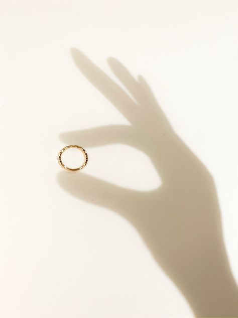 Rings Product Shoot, Ring Photoshoot Ideas Aesthetic, Jewelry Poses Photography, Ring Photography Ideas Hands, Creative Jewellery Shoot, Rings Shoot Photo Ideas, Accessories Shoot Ideas, Ring Shoot Ideas, Idea For Accessories Photography