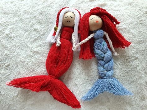 Two handmade macrame mermaids with blue and red tail. Embroidery Mermaid, Diy Yarn Dolls, Mermaid Friends, Dolls Handmade Diy, Macrame Thread, Yarn Dolls, Mermaid Dolls, Yarn Diy, Beach Crafts