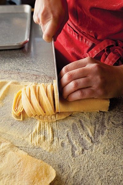 Make Foolproof Fettuccine for your #OnePotPasta Pasta Casera, Food Carts, Pasta Fatta In Casa, Homemade Noodles, Pasta Dough, Pasta Noodles, Fresh Pasta, Homemade Pasta, Linguine