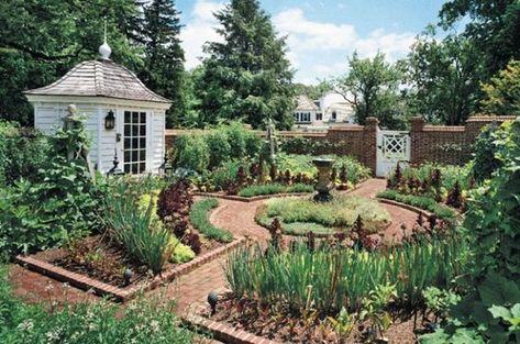 Potager Plans and Garden Inspiration – Land of Laurel Cerca Natural, Garden Circle, Colonial Garden, Garden Layout Vegetable, Potager Garden, Farmhouse Landscaping, Backyard Vegetable Gardens, Garden Design Layout, English Country Gardens