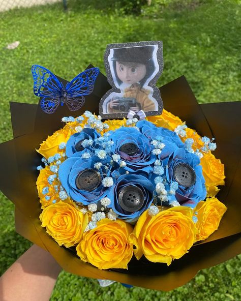 Coraline themed rose bouquet💙✨ . . . . . . #explorepage #smallbusiness #beginnerflorist🎀 #roses #coralinejones #coraline #coralinebouquet #buttons #cute #pretty Coraline Gift Basket, Coraline Bouquet, Birthday Ramos, Ribbon Flowers Bouquet, Coraline Jones, July 12, Ribbon Flowers, Coraline, 18th Birthday