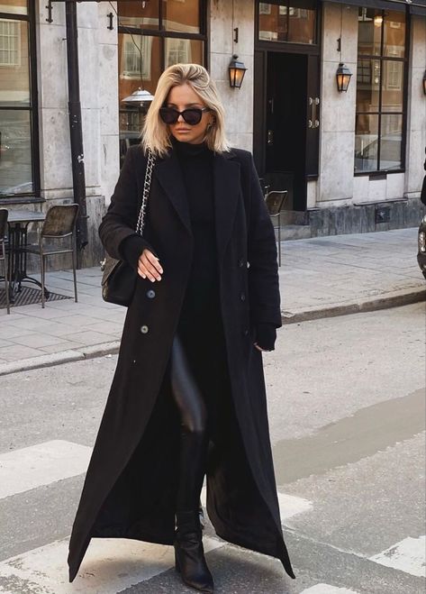 Black Peacoat Womens Outfit, Black Coat Outfit Winter Classy, Black Winter Coat Outfit, Black Coat Outfit Winter, Long Black Coat Outfit, Duster Outfit, Black Coat Outfit, Gno Outfit, Long Coat Outfit