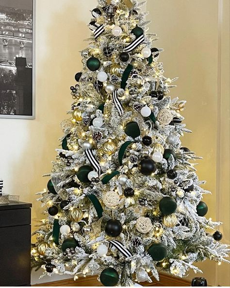 Green And Black Christmas Tree, Emerald Green Christmas Tree, Green And Black Christmas, Emerald Green Christmas, Elegant Christmas Centerpieces, Black Ornaments, Green Christmas Tree Decorations, Black Christmas Tree, Christmas Tree Inspo