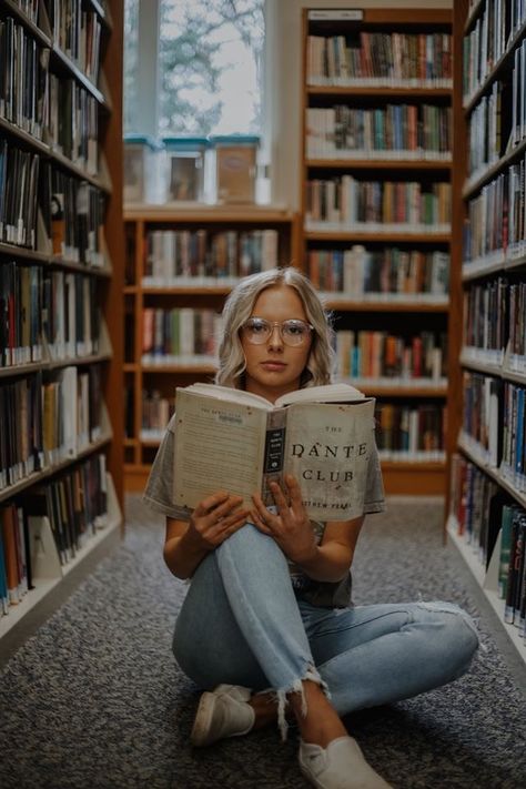 Library photo shoot Pose Duduk, Library Photoshoot, Library Photo Shoot, Creative Senior Pictures, Book Photography Instagram, Library Pictures, Poses Women, Shotting Photo, Poses Photography