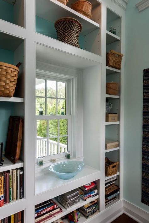 Built ins around window Built Ins Ideas, Bedroom Window Design, Bedroom Remodeling, Guest Bedroom Remodel, Small Bedroom Remodel, Bathroom Shelf Decor, Book Cases, Office Library, Small Bedrooms