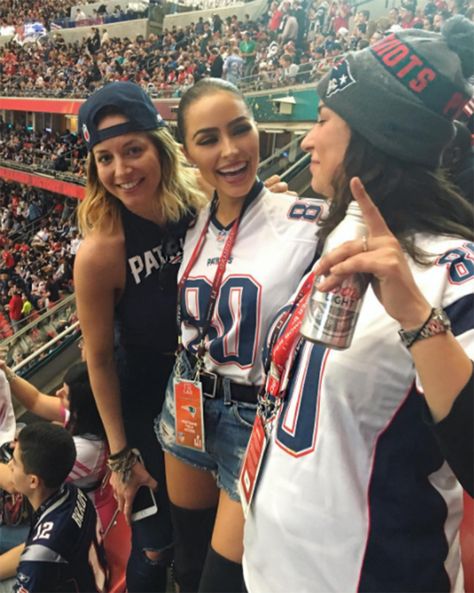 Olivia Culpo from Celebs at Super Bowl 2017  New England Patriots player Danny Amendola has a special cheerleader in his girlfriend. Football Sunday Outfit, Love Island Outfits, Trophy Diy, Olivia Culpo Style, Super Bowl Trophy, Super Bowl Outfit, Football Jersey Outfit, Tailgate Outfit, Football Game Outfit