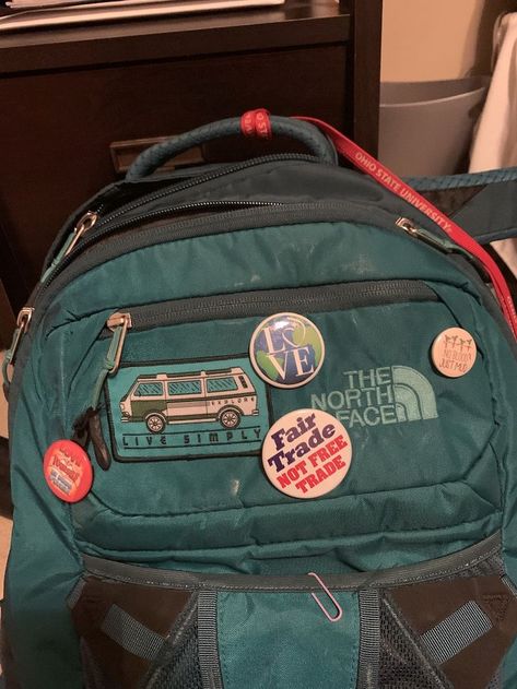 Bookbag Aesthetic, Granola Couple, Pins For Bags, Backpack With Pins, Backpack Inspiration, Granola Girl Aesthetic, Adventure Inspiration, Bag Aesthetic, Back Bag