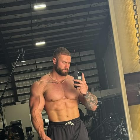 Chris Bumstead on Instagram: "Me taking no days off thinking our baby girl is going to come soon. She’s not even born yet and already pushing me to be better🙃 I’d say she’s late, but being the king of being late myself I prefer the philosophical view that: whenever you show up is exactly when you were meant to. 😉  ( @cbumfitness drop April 24 )" Big Muscular Men, Men Anatomy, Men Muscles, Chris Bumstead, Oni Tattoo, Aesthetics Bodybuilding, Strong Guy, No Days Off, Gym Boy