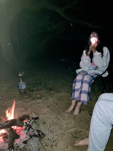 Storytelling, campfire, night time, ghost stories Horror Summer Camp Aesthetic, Scary Campfire Stories, Summer Camp Aesthetic Horror, Spooky Camping, Summerween Aesthetic, Camping Horror, Halloween Campfire, Rv Aesthetic, Slasher Summer