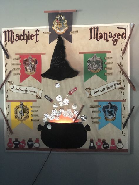 Harry Potter Boards Bulletin, Harry Potter Door Decorations For School, Classroom Harry Potter Theme, Harry Potter Work Decorations, Harry Potter Board Ideas, Harry Potter Halloween Door Decorations, Hogwarts Themed Classroom, Harry Potter School Theme, Hogwarts Classroom Decor