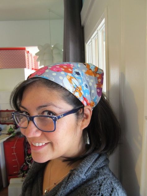 Making your own uh-dorbs headscarf! Diy Head Scarf, Kerchief Pattern, Hair Kerchief, Scarf Sewing Pattern, Bandanas Diy, Kerchief Hair, Triangle Head, Sewing Headbands, Head Bandana