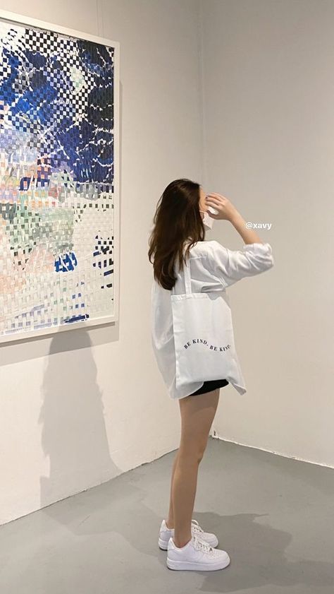 Museum Outfit Aesthetic Summer, Polo Shirt And Shorts Outfit Women's, No Look Pose, Simple Museum Outfit, Museum Outfit Korean, Outfit Ideas Museum, Summer Ootd Ideas Street Styles, Ulzzang Casual Outfits, Ootd For Short Girl