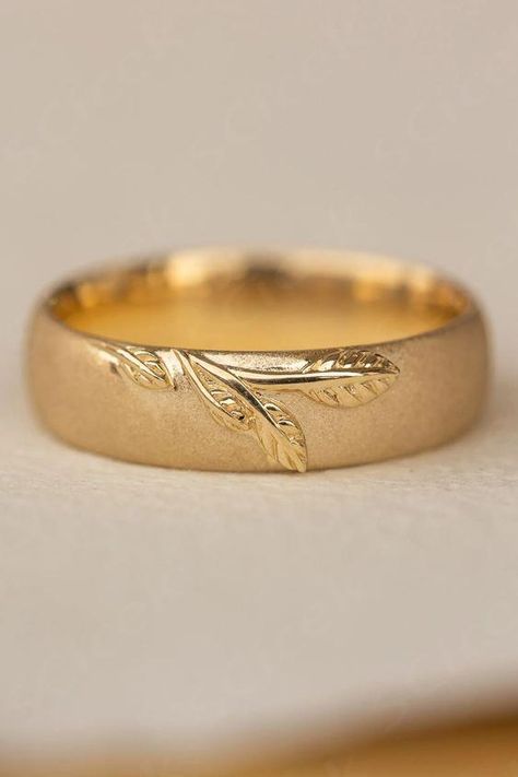 Unconventional wedding band for men features a contrast look of highly polished palm leaf against the satinated gold finish. 6mm wide wedding band for man, handcrafted from solid gold. 14K, 18K yellow, rose or white gold. Free express shipping.  ... daha fazla Men's Engagement Bands, Unique Men Wedding Band, Mens Wedding Bands Gold, Gold Wedding Bands For Men, Unique Wedding Bands For Him, Moebius Artist, Mens Bands, Blw Ideas, Unconventional Wedding Rings