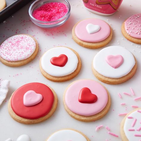 Mini Round Heart Cookies http://www.michaels.com/m/B_87362 Valentine Breakfast, Valentine Goodies, Valentine Cookies Decorated, Cookies Dough, Valentines Day Sugar Cookies, Flooding Cookies, Valentine Sugar Cookies, Valentines Baking, Pink Cookies