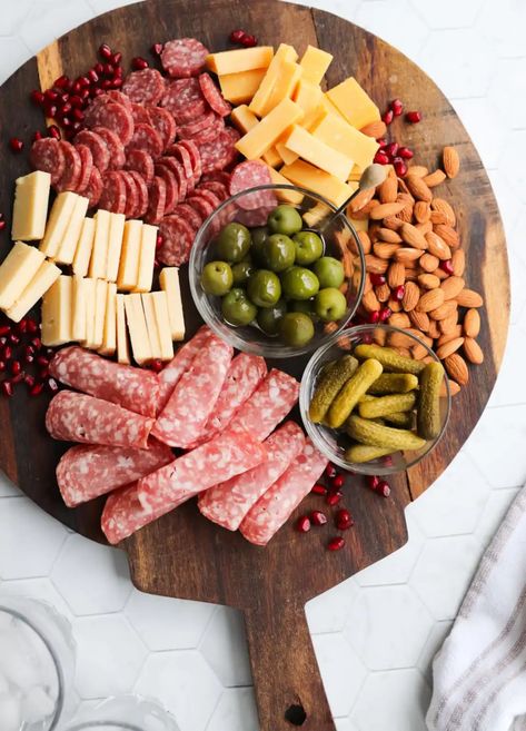 Charcuterie Board Ideas For Two, Keto Charcuterie Board Ideas, Low Carb Charcuterie, Low Carb Charcuterie Board, Keto Charcuterie Board, Keto Charcuterie, Charcuterie Lunch, Italian Recipes Appetizers, Charcuterie Board Meats