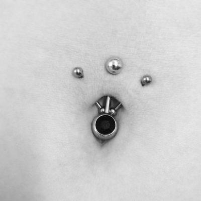 triple piercing navel Triple Navel Piercing, Triple Belly Button Piercing, Piercing Quotes, Triple Piercing, Piercing Navel, Tattoo Now, Navel Jewelry, Weird Tattoos, Navel Piercing