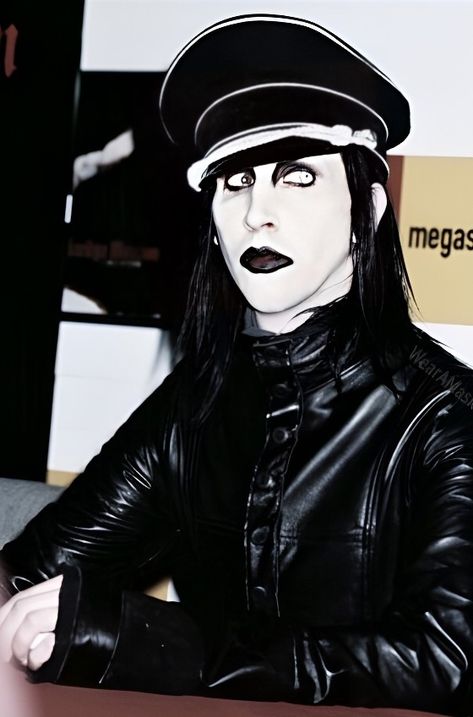 Marylin Manson Outfits, Marilyn Manson Outfits, Marilyn Manson Makeup, Manson Family, Chanel Art, Marilyn Manson, Cat Icon, Music Fans, Metal Music