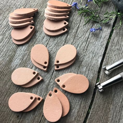 Diy En Cuir, Handmade Leather Jewelry, Diy Leather Earrings, Leather Tooling Patterns, Leather Jewelry Diy, Tooling Patterns, Leather Craft Projects, Leather Earring, Leather Card Wallet