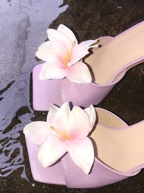 have courage and be kind. Pretty Heels, Flower Heels, Flower Shoes, Fancy Shoes, Girly Shoes, Shoe Inspo, Aesthetic Shoes, Swag Shoes, Pretty Shoes