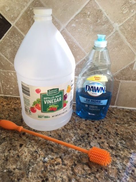 Dealing with a smelly water bottle? Check out how to clean a swell water bottle and get rid of the mildew smell. If your swell bottle smells this will get rid of the smell fast! Glass Cleaner Recipe, Homemade Bathroom Cleaner, Window Cleaner Homemade, Homemade Shower Cleaner, Homemade Cleaner, Vinegar Cleaner, Bathtub Cleaner, Clean Kitchen Floor, Life Hacks Cleaning