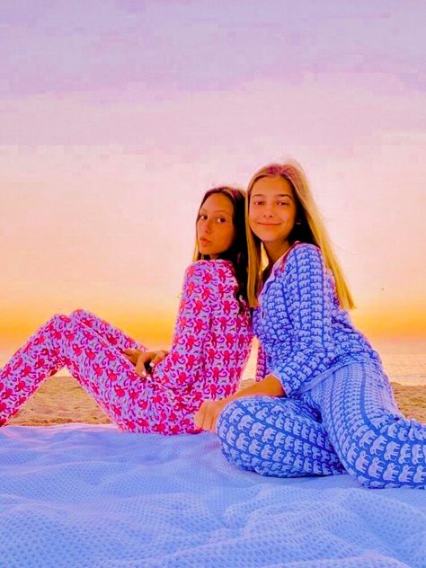 Preppy Beach, Preppy Girls, Preppy Lifestyle, Bff Photoshoot, Roller Rabbit, Preppy Girl, Best Friend Photos, Cute Friend Pictures, Cute Preppy Outfits