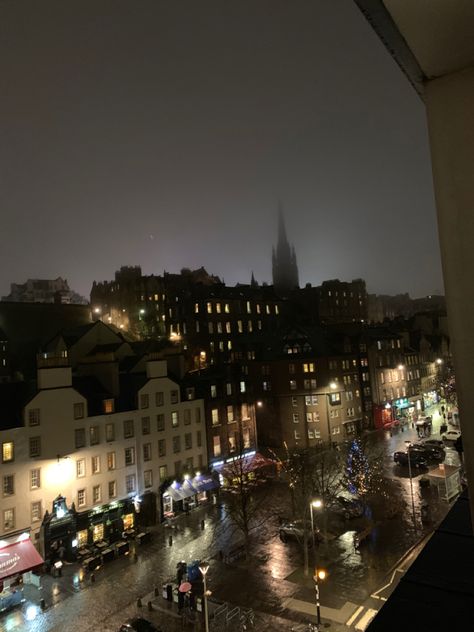 Dark Edinburgh Aesthetic, Edinburgh At Night, Edinburgh Aesthetic, Cities Aesthetic, European Life, Vacation Board, Scotland Aesthetic, Foggy Night, True Homes